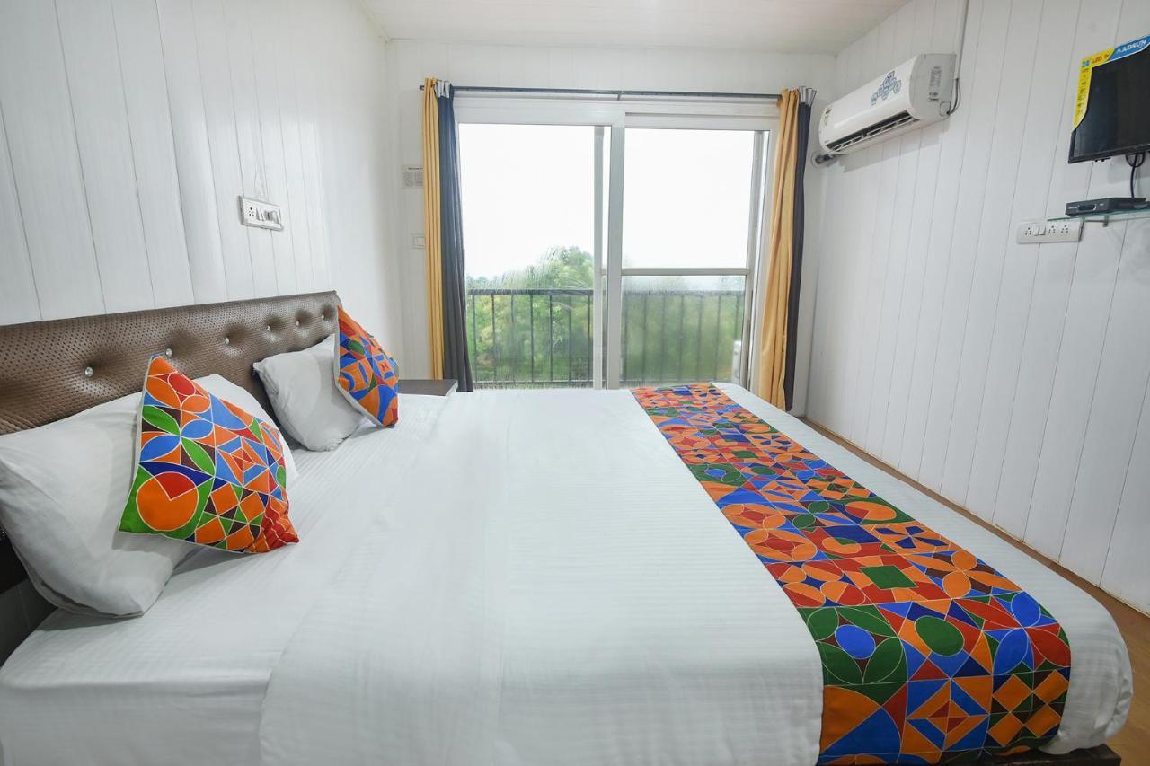 Fabexpress Vincy Palace, Mandrem Beach Hotel ภายนอก รูปภาพ