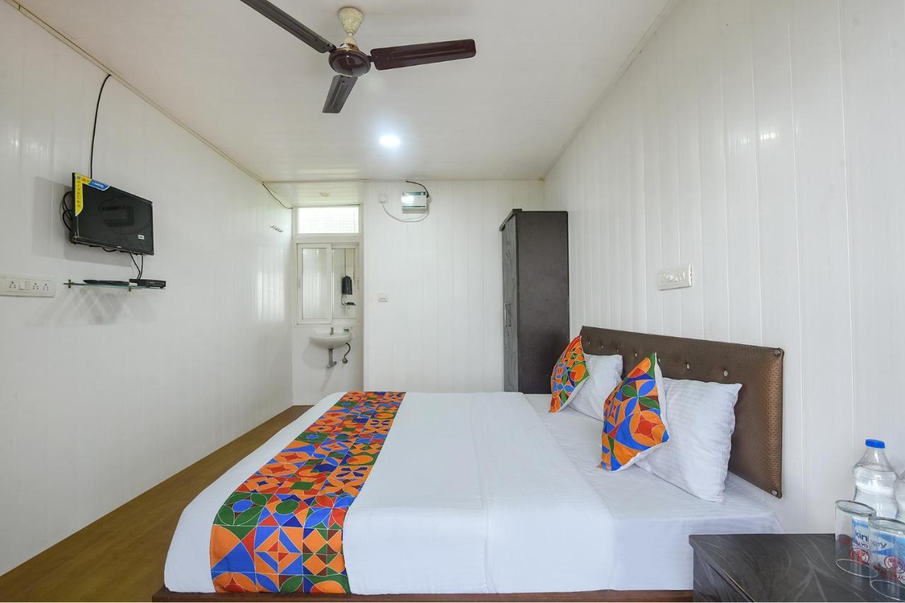 Fabexpress Vincy Palace, Mandrem Beach Hotel ภายนอก รูปภาพ