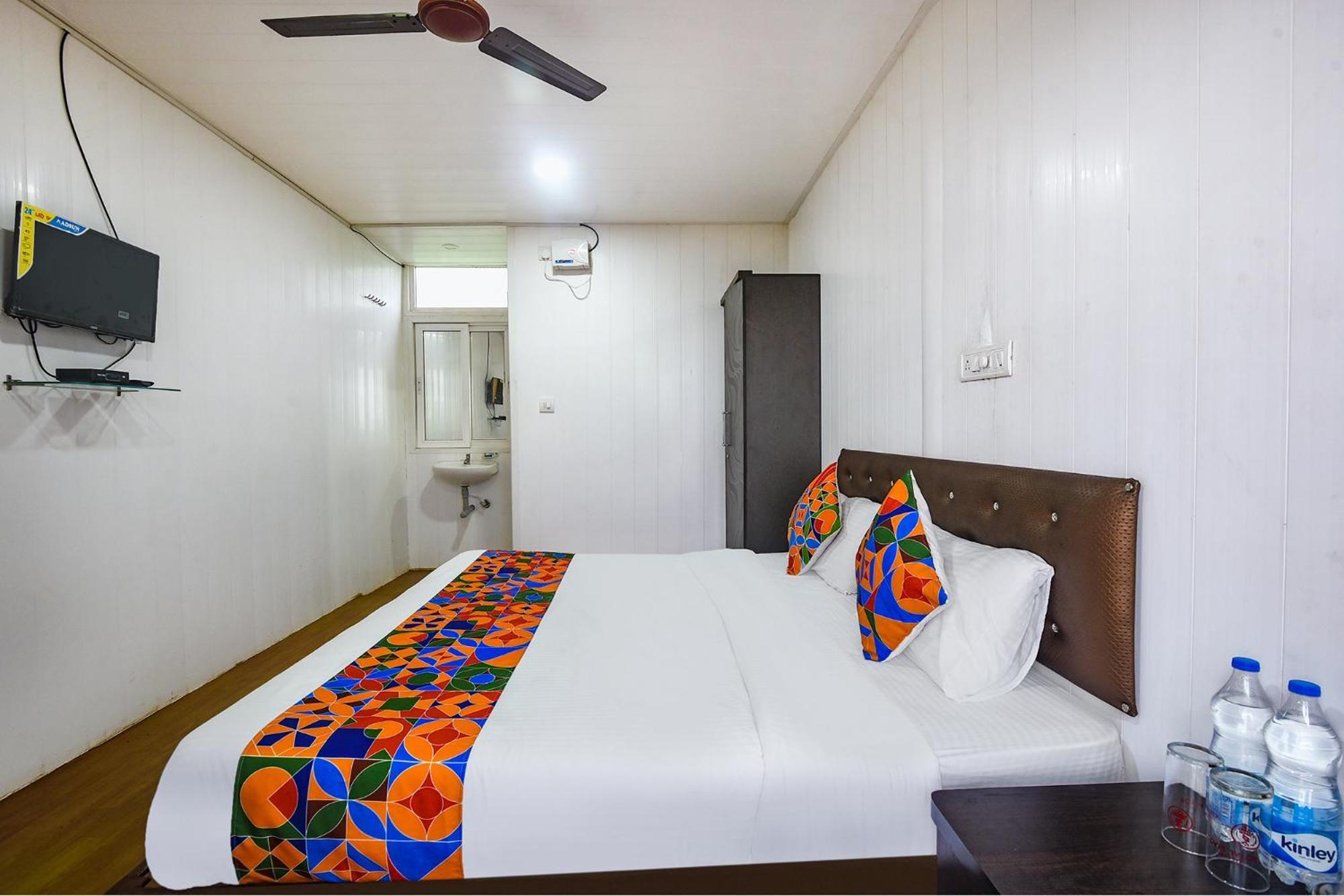 Fabexpress Vincy Palace, Mandrem Beach Hotel ภายนอก รูปภาพ