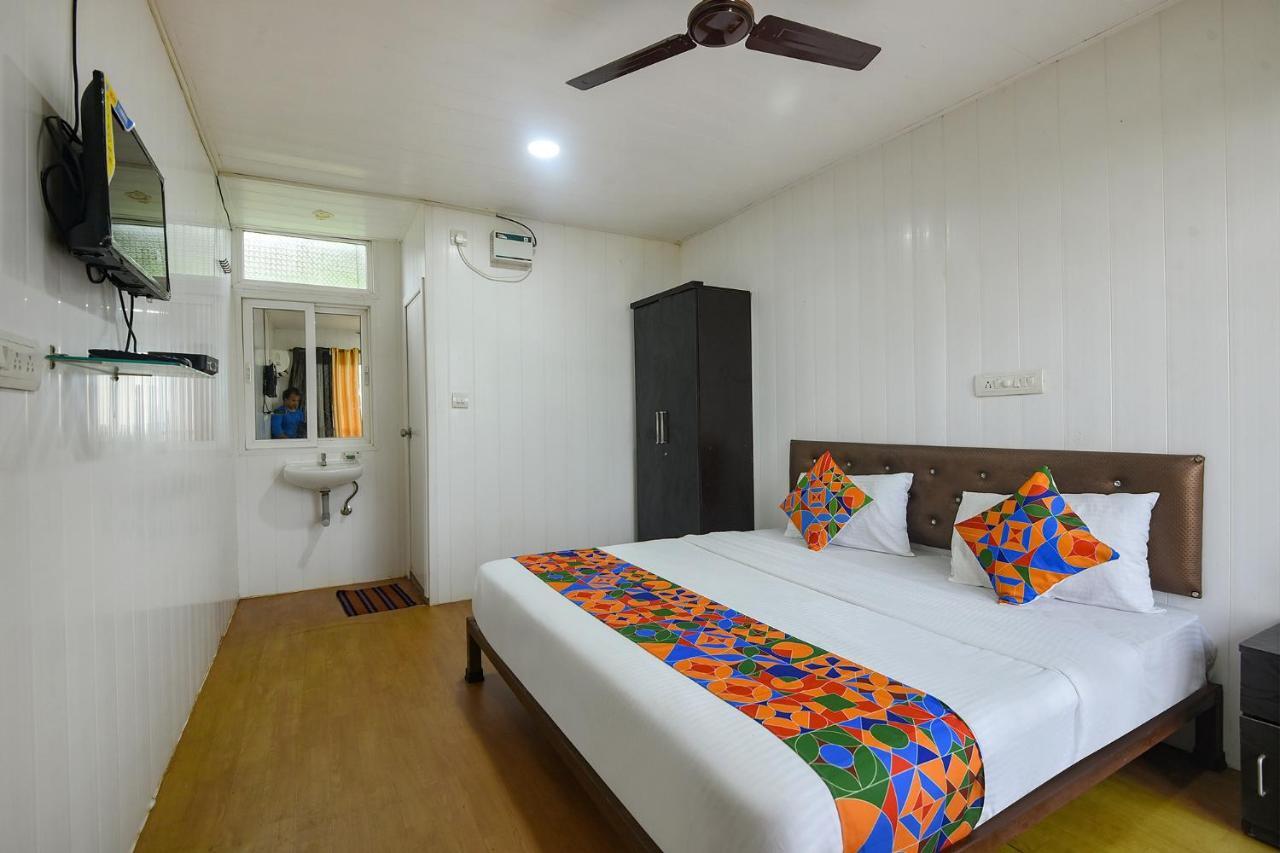 Fabexpress Vincy Palace, Mandrem Beach Hotel ภายนอก รูปภาพ