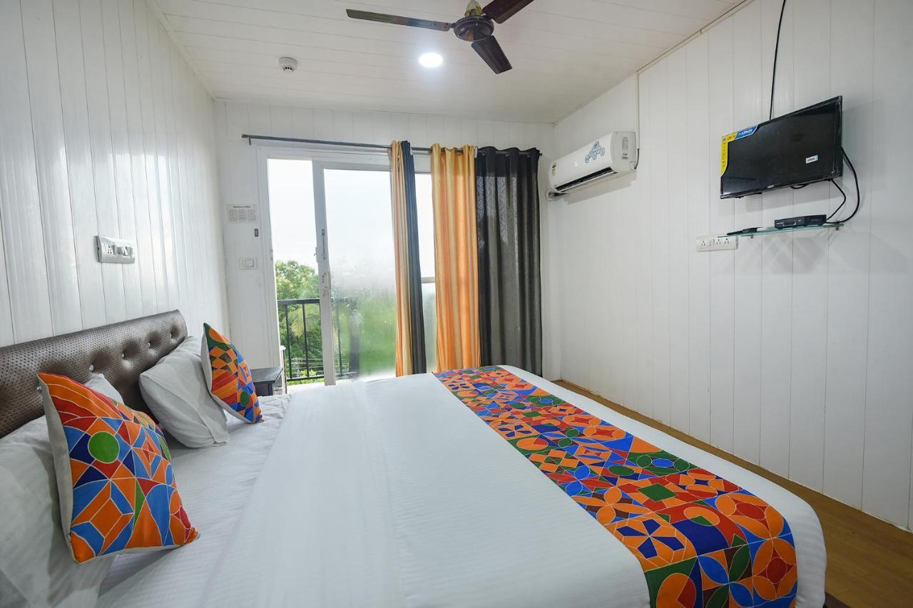 Fabexpress Vincy Palace, Mandrem Beach Hotel ภายนอก รูปภาพ